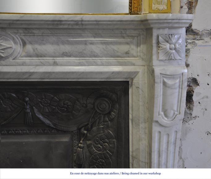 Большой камин в стиле Людовика XVI, изготовленный из белого каррарского мрамора, с чугунной внутренней вставкой и с трюмо.-7